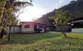 Casa com cachoeira-rio no quintal